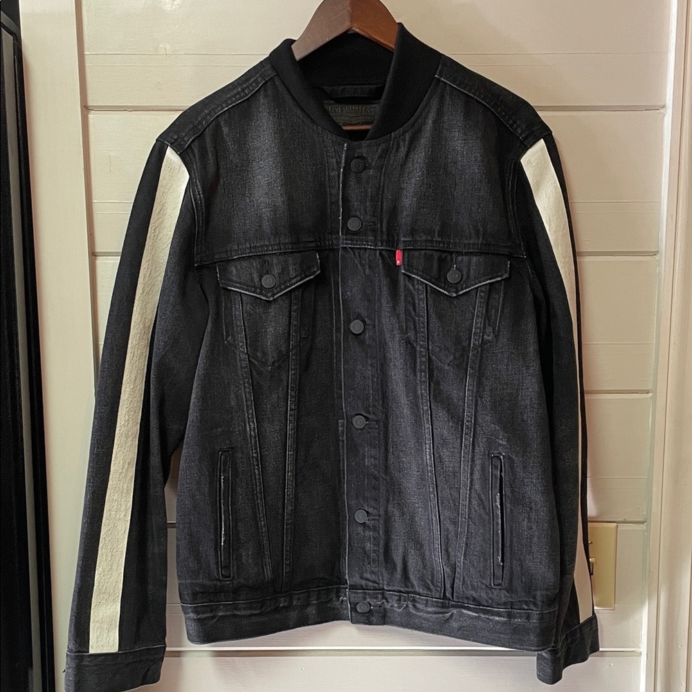 Levi’s Premium Denim Men’s Black Wash Denim Trucker Jacket Size L.